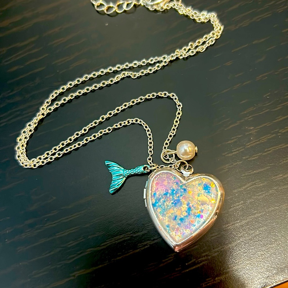 Cute mermaid resin locket!🤍